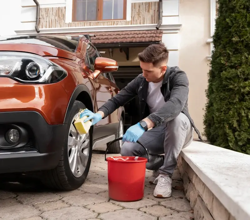 Lavage auto à domicile Sury-près-Léré : professionnel intervenant sur un véhicule
